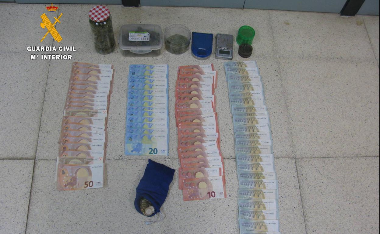Dinero y drogas incautadas por los agentes.
