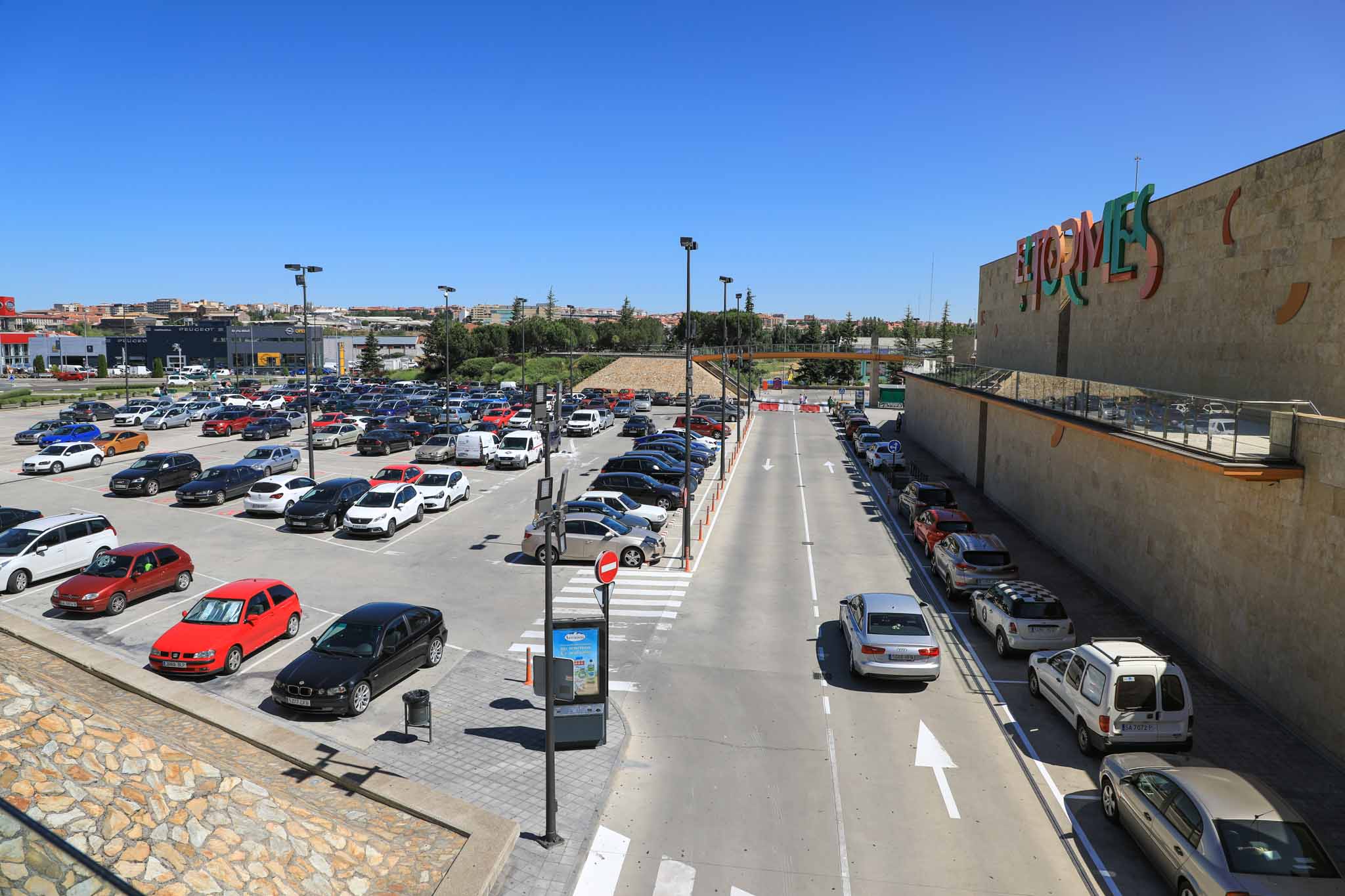 Fotos: Preparativos para reabrir el centro comercial El Tormes, en Salamanca