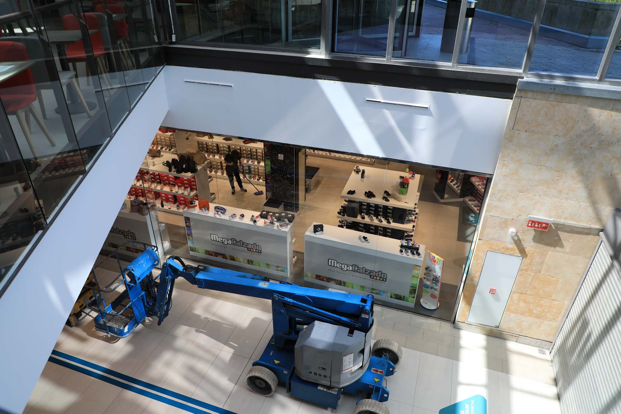 Fotos: Preparativos para reabrir el centro comercial El Tormes, en Salamanca