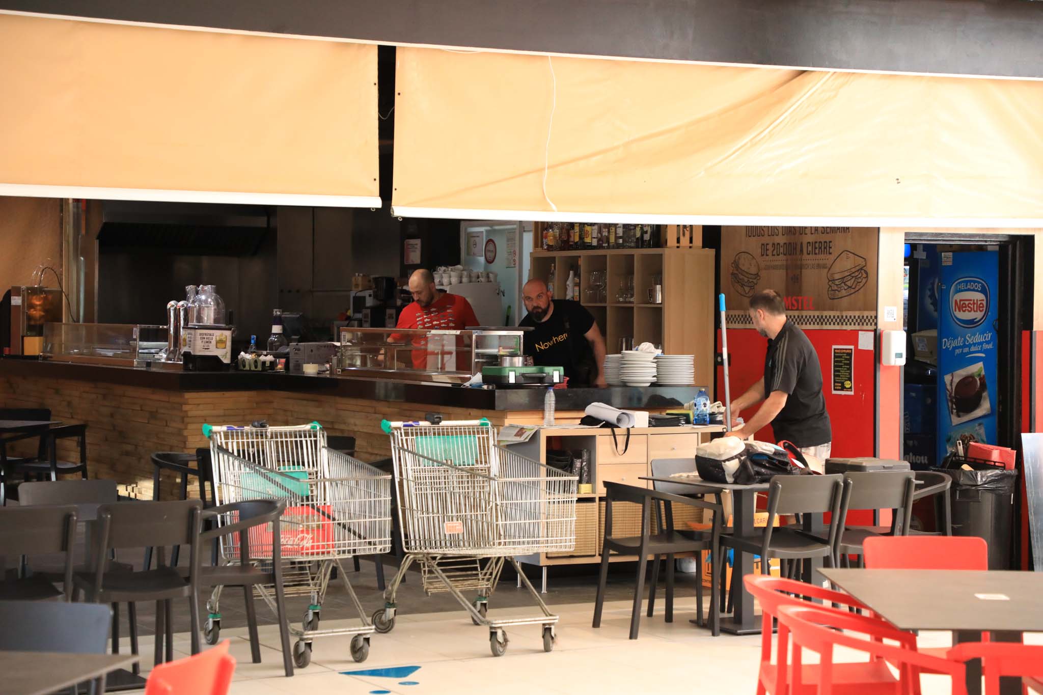 Fotos: Preparativos para reabrir el centro comercial El Tormes, en Salamanca