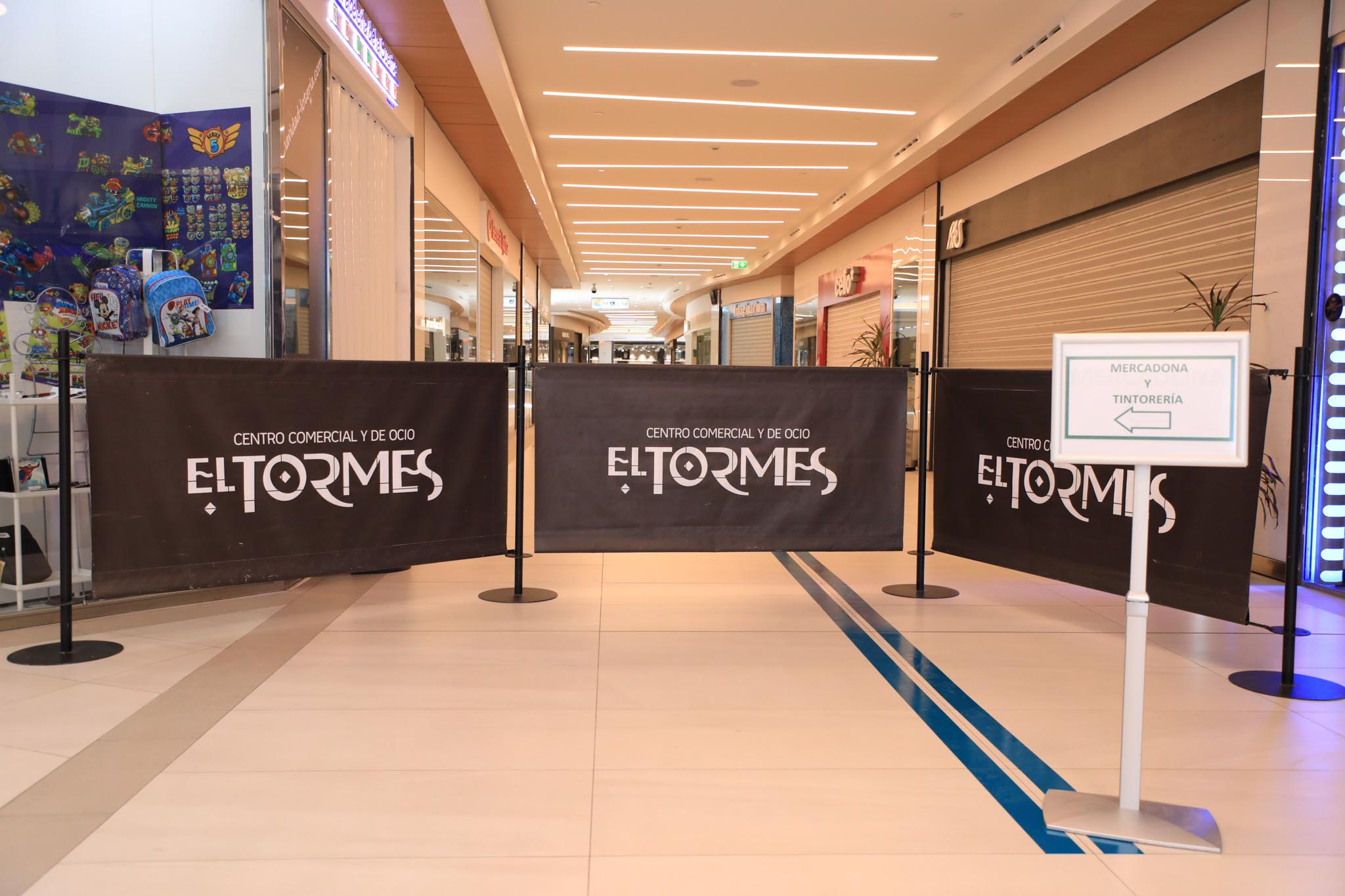 Fotos: Preparativos para reabrir el centro comercial El Tormes, en Salamanca