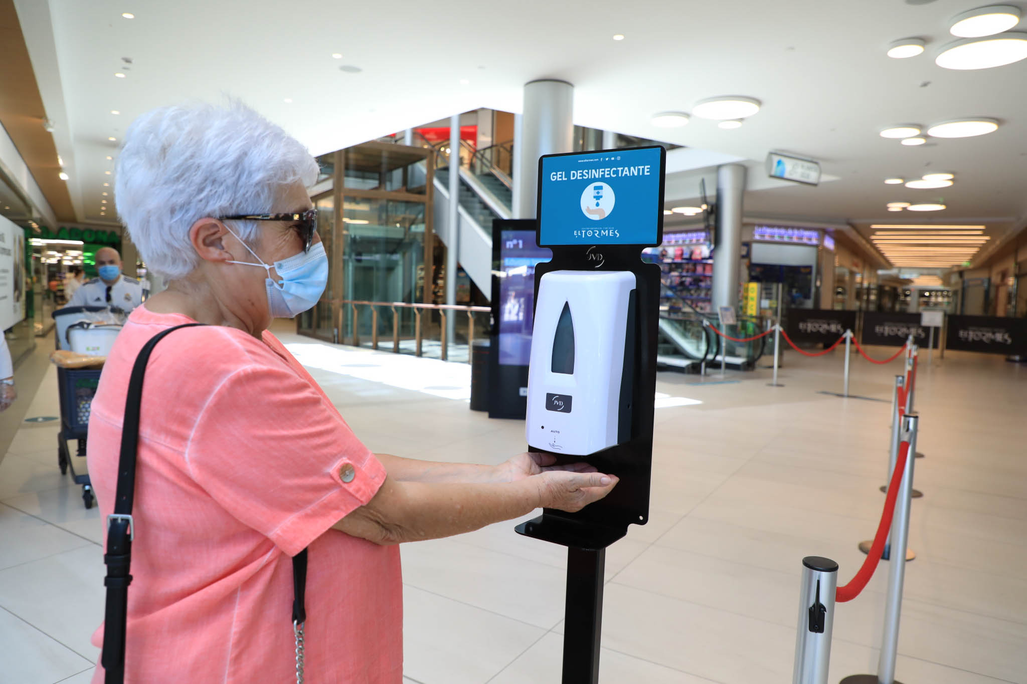 Fotos: Preparativos para reabrir el centro comercial El Tormes, en Salamanca