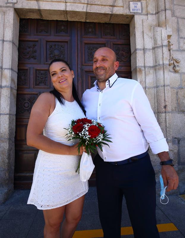 Los novios a la salida del enlace.