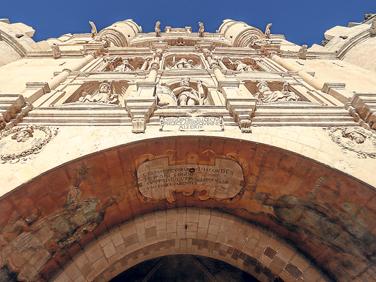 Imagen secundaria 1 - Arco de Santa María y a la derecha, cimborrio catedralicio.