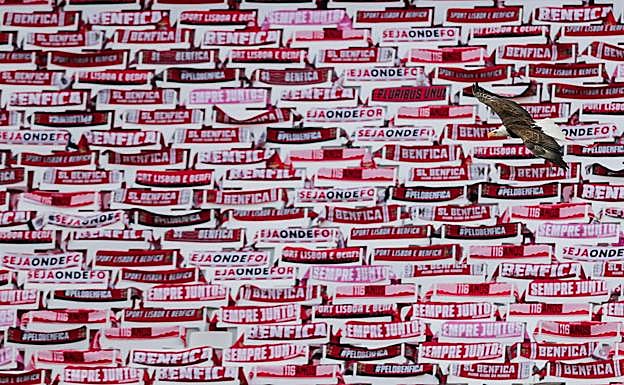 Los aficionados del Benfica han poblado las gradas de bufandas de su equipo.