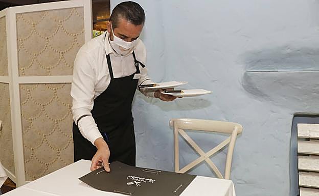 Imagen principal - Coronavirus en Palencia: Los restaurantes se preparan para atender en su interior desde el lunes