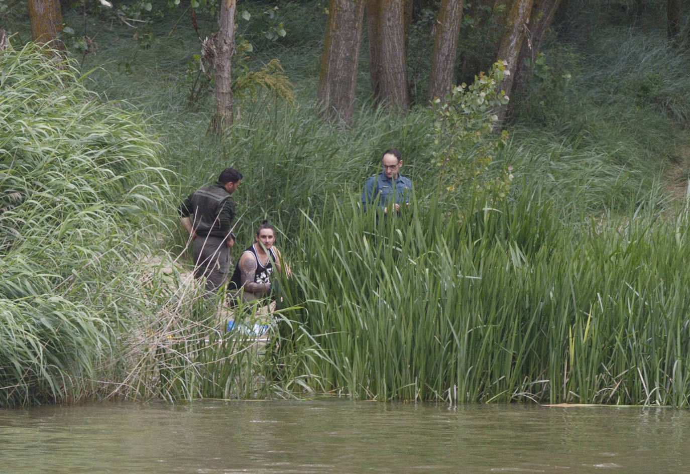 Agentes de la Guardia Civil rastrean desde ayer el río a la altura de Simancas en busca de un cocodrilo de gran tamaño. 