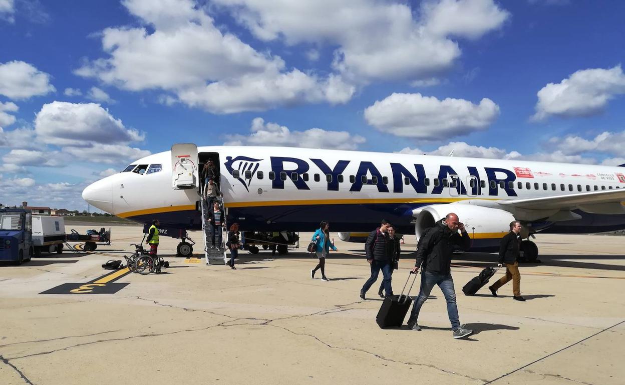 Viajeros de un vuelo de Ryanair, a su llegada a Valladolid, en una fotografía de archivo