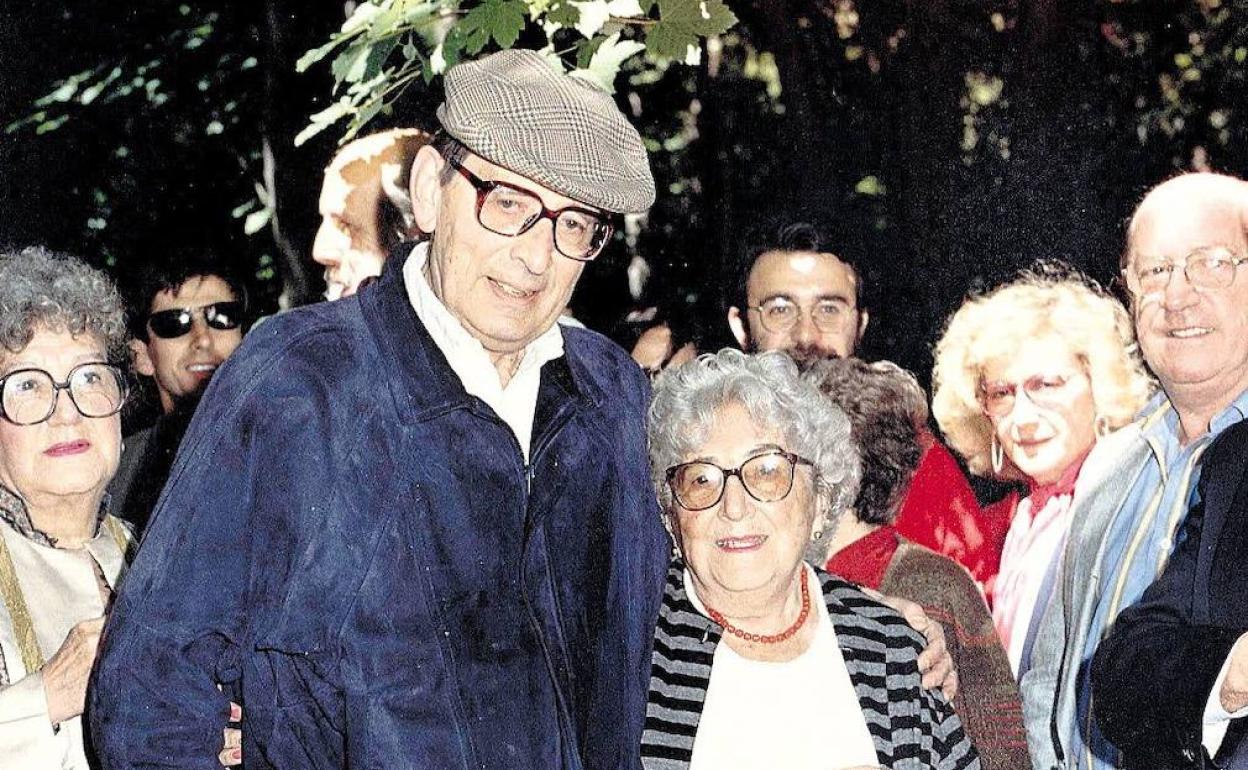 Miguel Delibes fue el anfitrión en el regreso de Rosa Chacel tras el exilio. También la acompañó (en la fotografía) cuando la ciudad la nombró Hija Predilecta, en 1988.