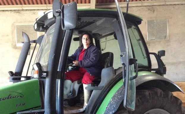 La ganadera Rosa Arranz, subida en su tractor. 