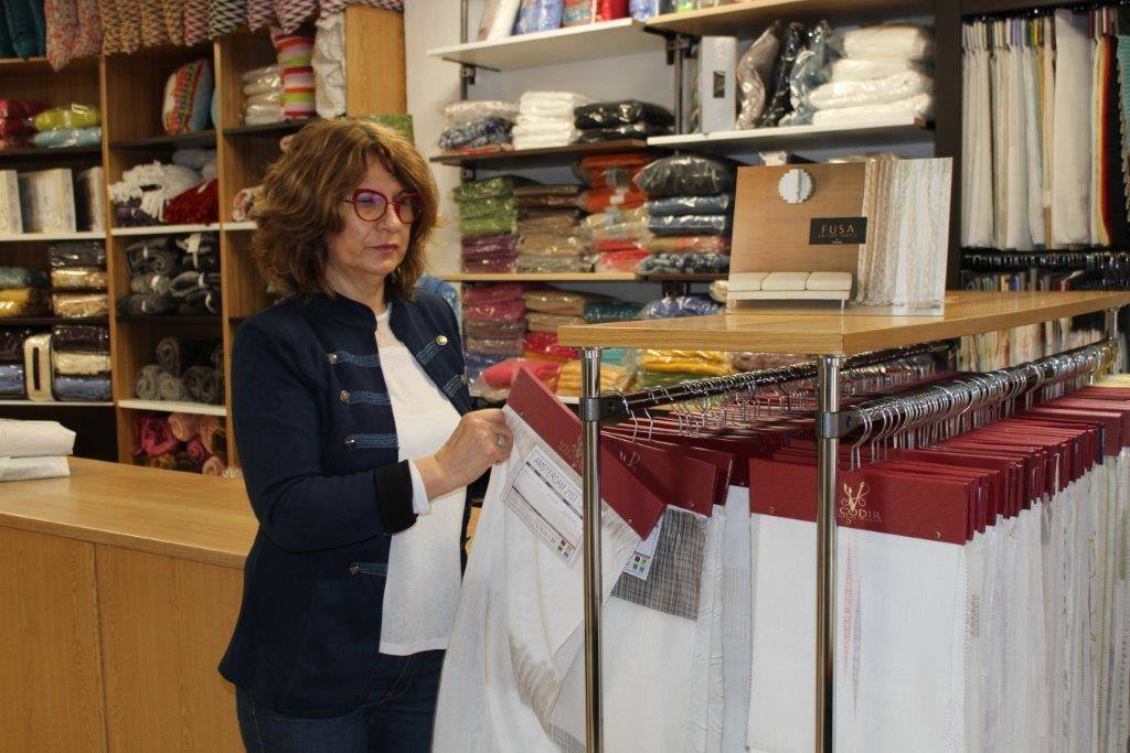 Mari Luz Gómez, en su tienda de artículos textiles. 