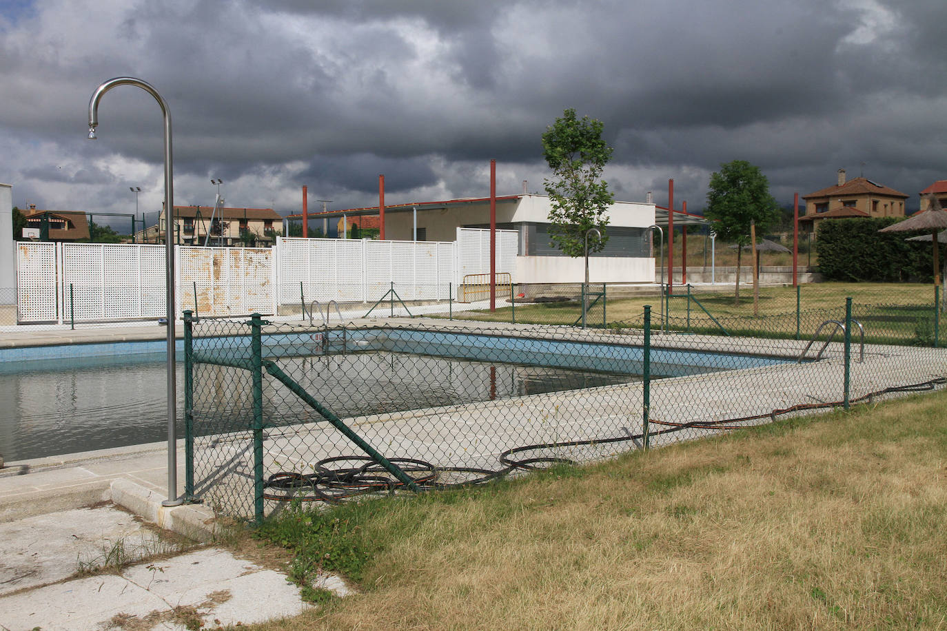La piscina de Torrecaballeros es una de las que todavía no tiene segura su reapertura el próximo julio.