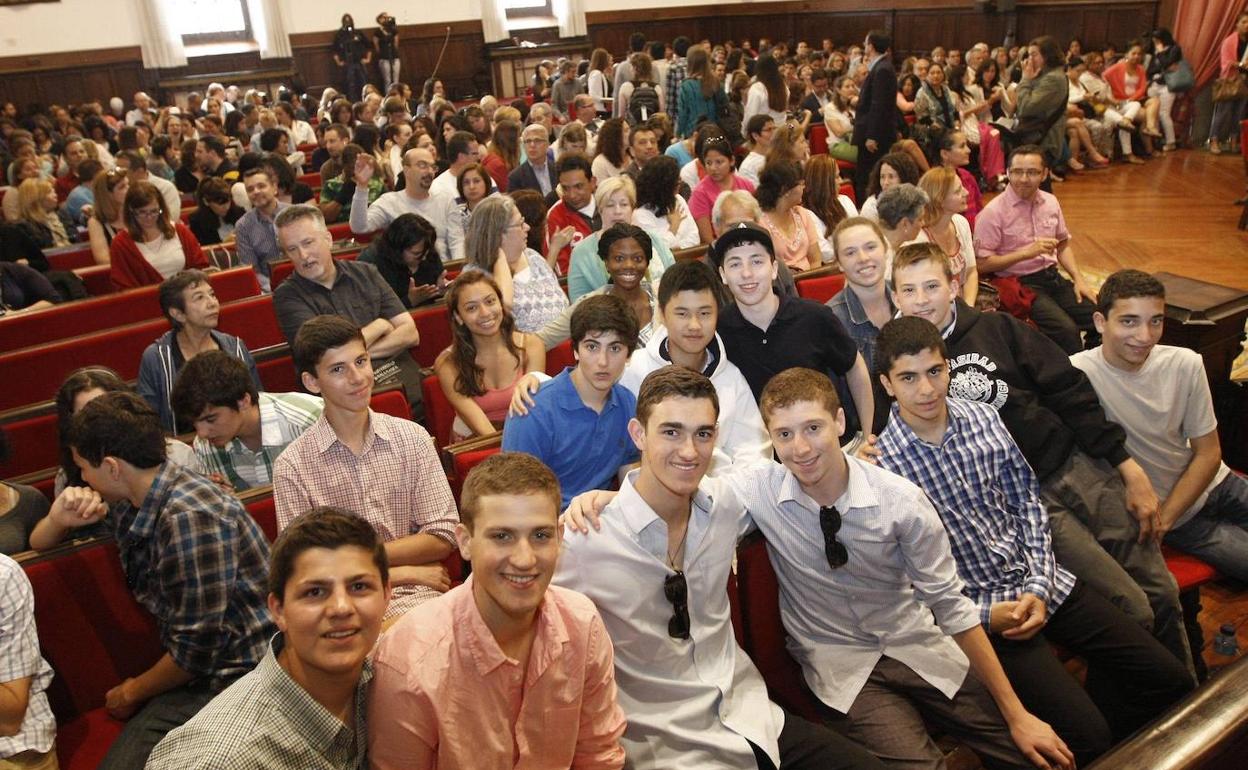 Estudiantes extranjeros asisten en el Paraninfo a la inauguración de los Cursos de Verano de la USAL
