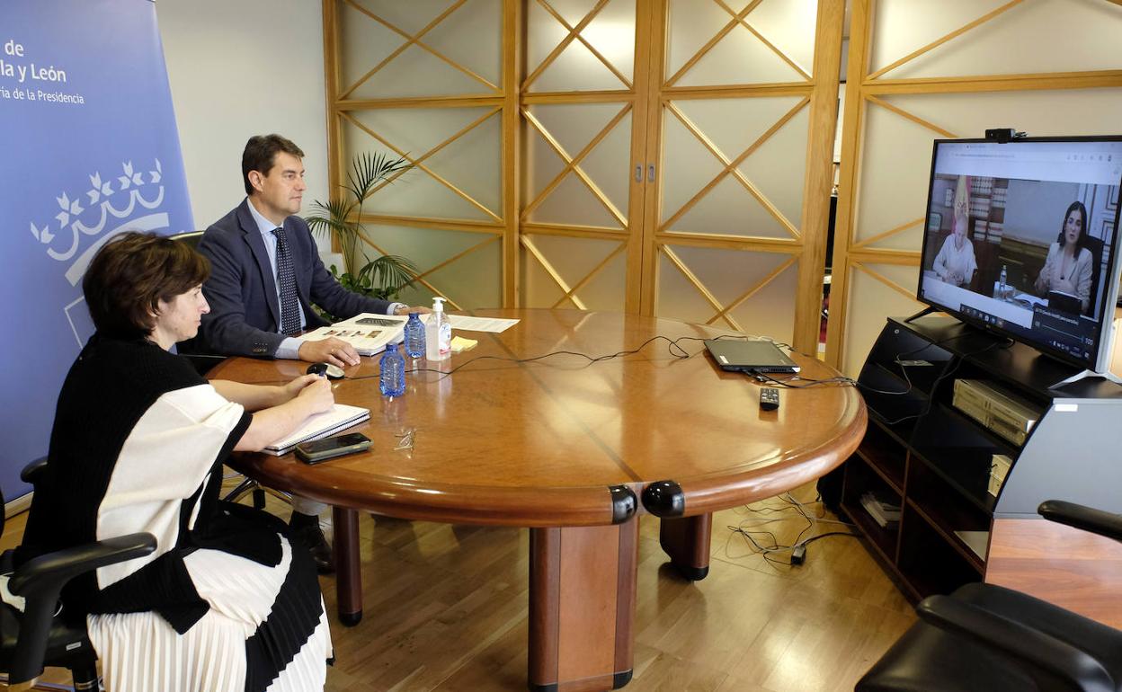 Ángel Ibáñez, durante la videoconferencia con la ministra Carolina Darias.