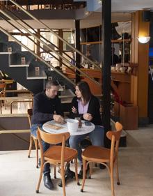 Imagen secundaria 2 - Arriba, una camarera atiende a dos clientes en El Trébo. Abajo a la izquierda, cafetería Mercado del Trigo de la calle Regalado. A la derecha, interior del Café Ideal Nacional, en la Plaza Mayor. 