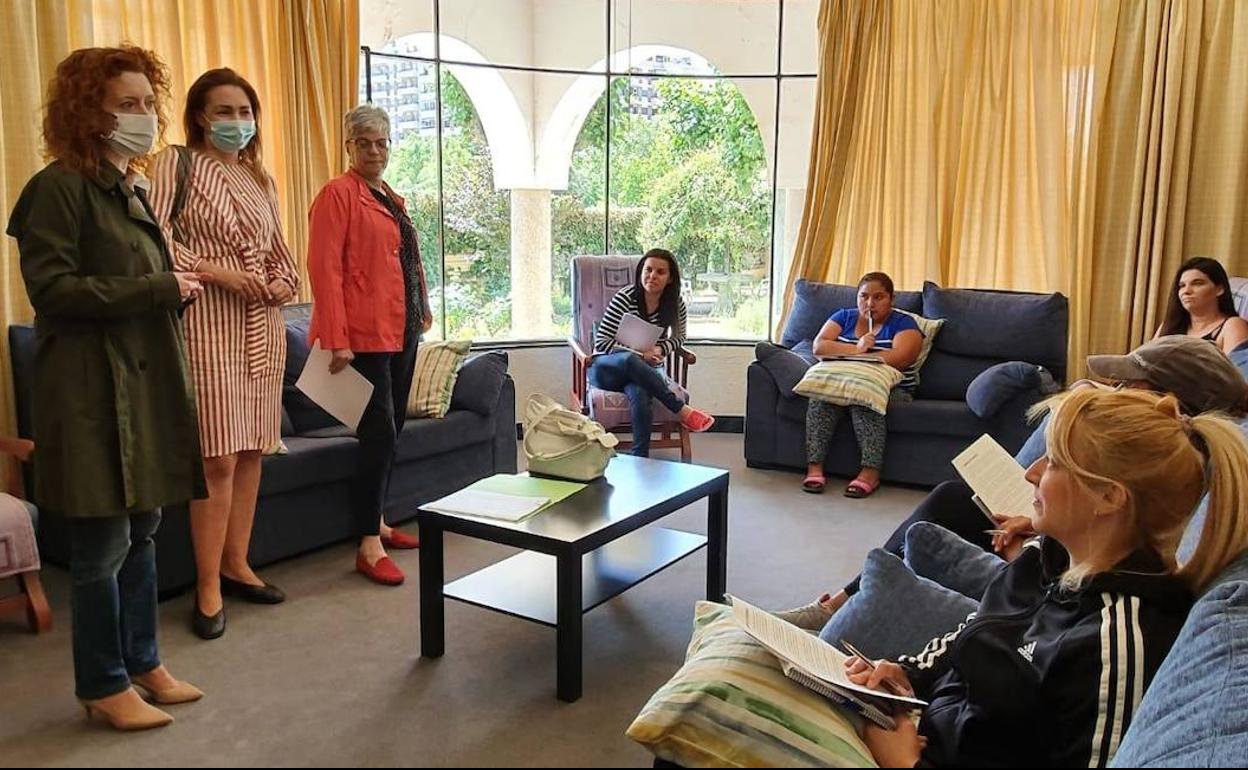 Representantes consistoriales y de Cáritas, en la visita de ayer al centro Sagrados Corazones. 
