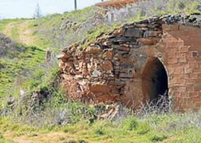 Imagen secundaria 1 - Arriba, vista general del pueblo; bodega y las figuras de dos maragatos bajo el reloj del Ayuntamiento.