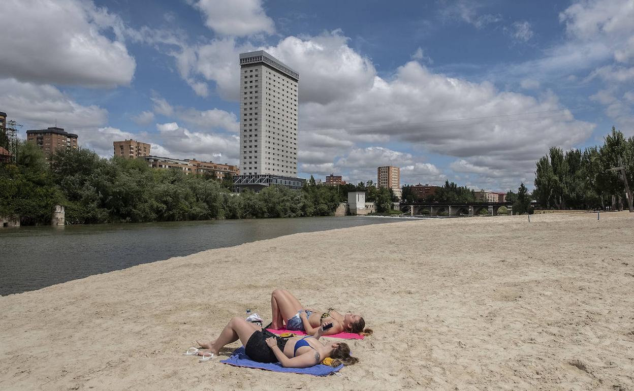 Dos mujeres toman el sol en las Moreras, en Valladolid, este lunes, nada más iniciarse la fase 2. 