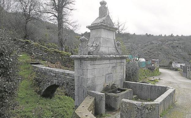 Imagen principal - Arriba, Fuente de los Caños; en el espacio inferior Iglesia de Nuestra Señora de la Asunción y su espadaña.