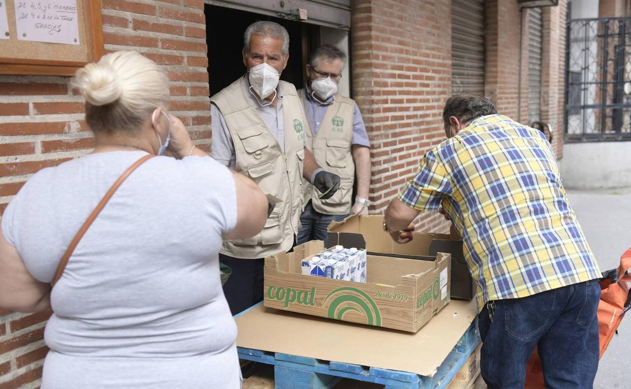 Coronavirus en Valladolid: La crisis del coronavirus visibiliza las colas del hambre en Valladolid: paro, bajas prestaciones...