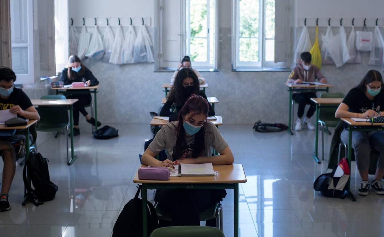 Alumnos se preparan para la EBAU.