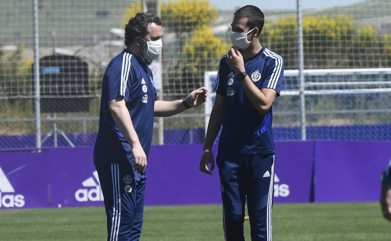 Sergio González charla con un ayudante en una sesión en los Anexos. 