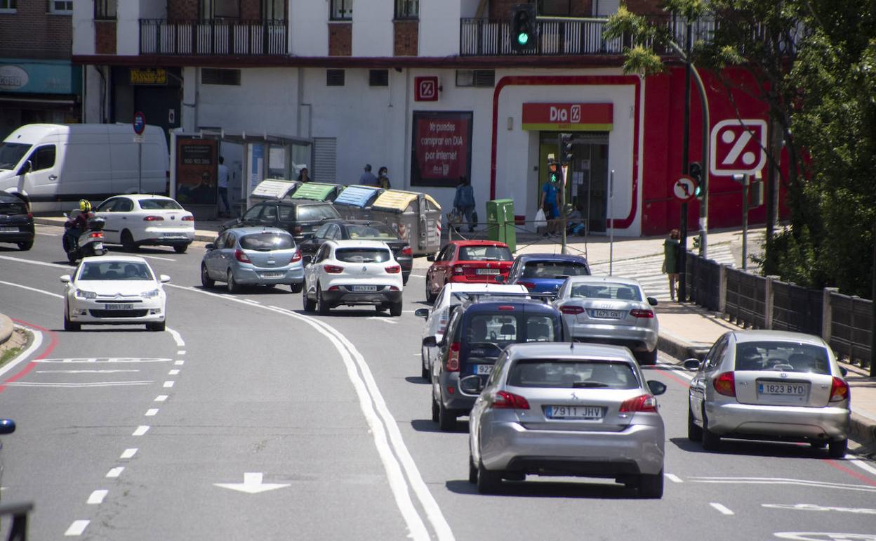 El tráfico de vehículos procedente del alfoz aumenta paulatinamente en la ciudad y se nota en conexiones como Vía Roma. 