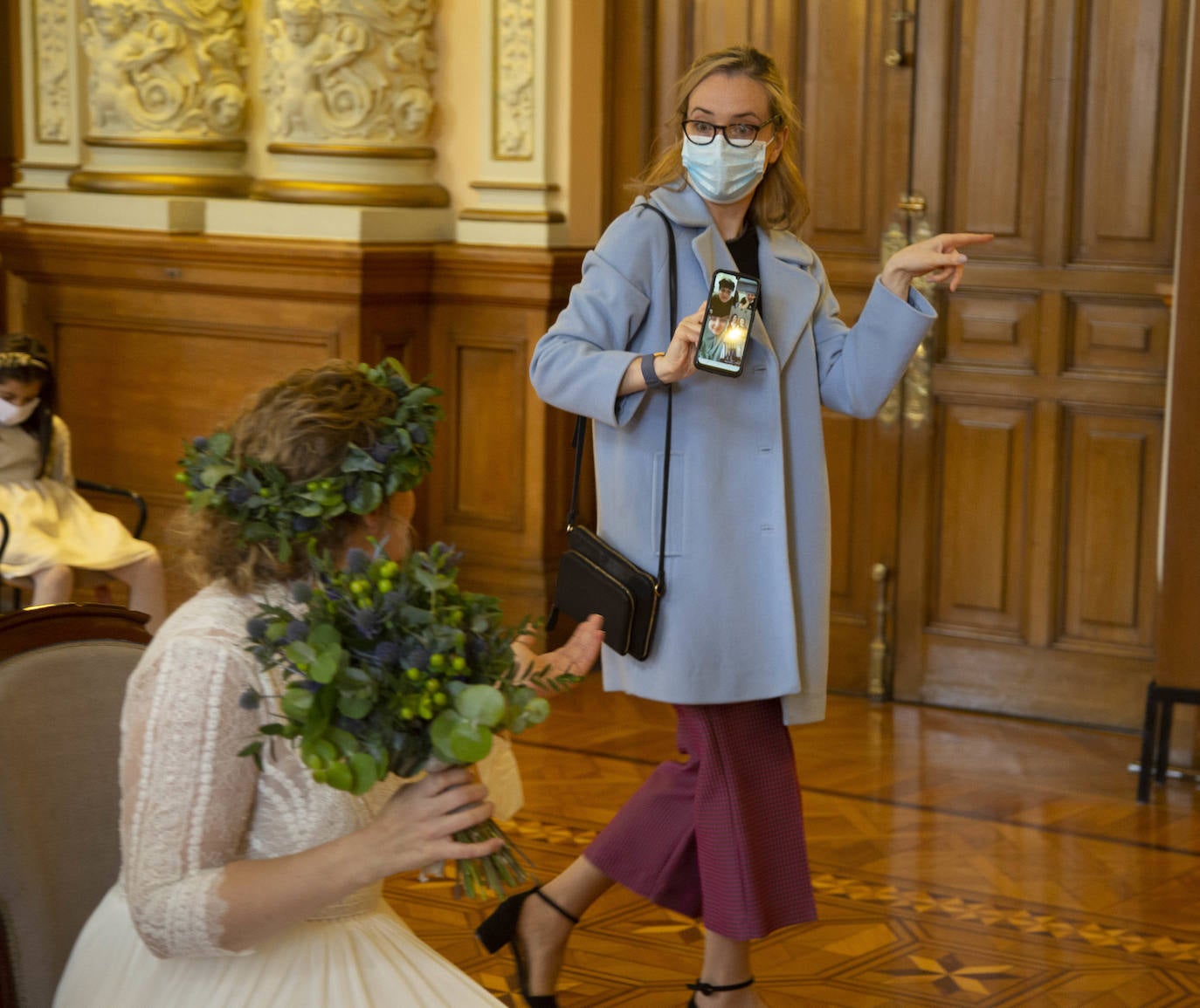 La pareja ha contraído matrimonio este viernes en el Ayuntamiento de Valladolid | La familia de la novia tuvo que seguir la ceremonia desde Holanda a través del teléfono móvil