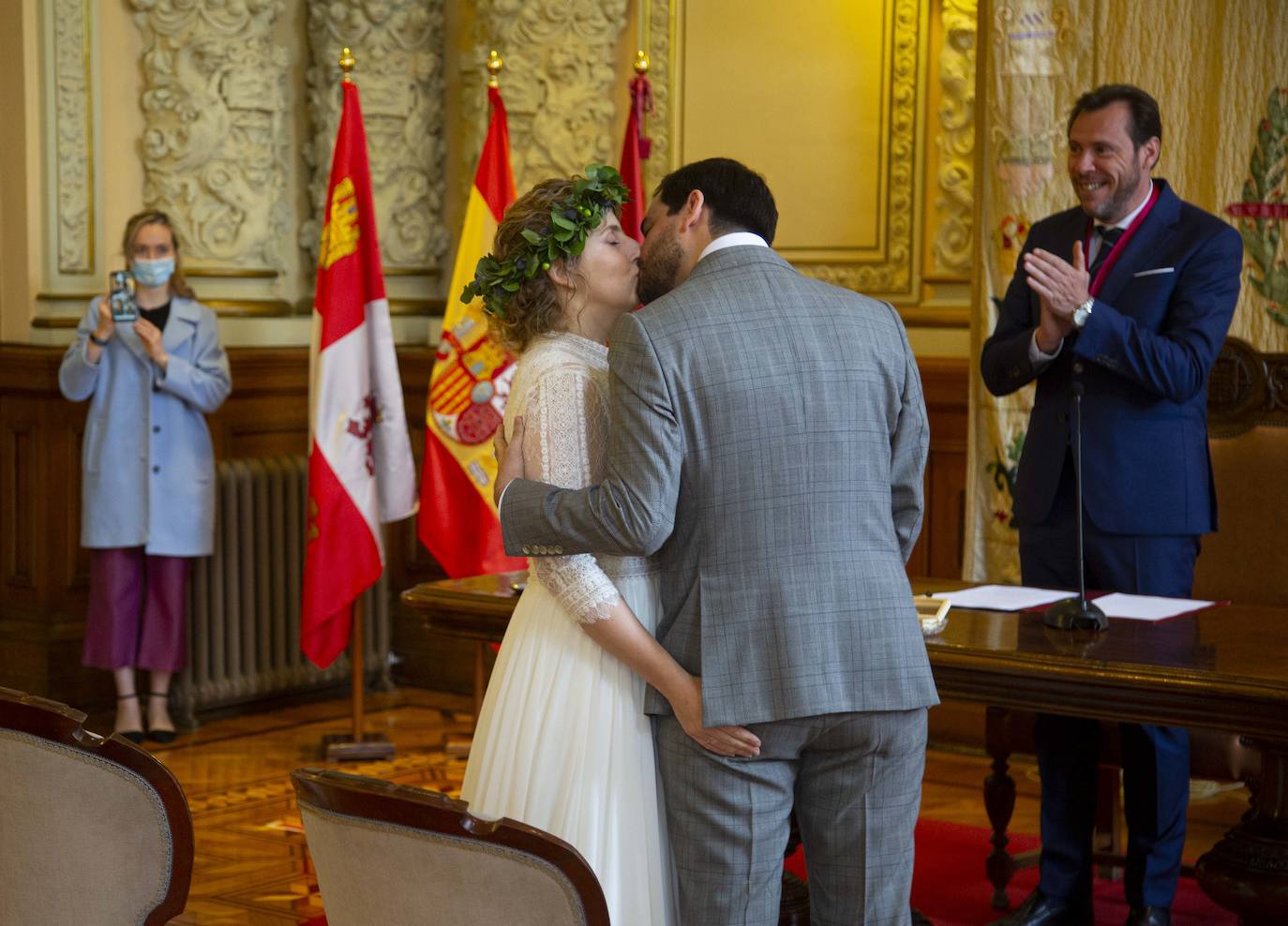 La pareja ha contraído matrimonio este viernes en el Ayuntamiento de Valladolid | La familia de la novia tuvo que seguir la ceremonia desde Holanda a través del teléfono móvil