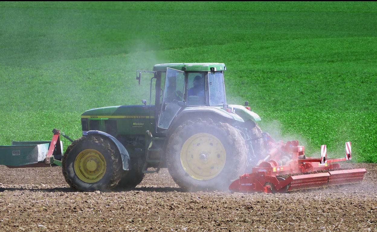 Un tractor trabaja en el campo de la provincia de Salamanca