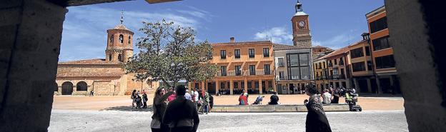 Imagen principal - Arriba, Plaza Mayor de Almazán: la iglesia de San Miguel y el Ayuntamiento; y abajo a la derecha, postigo restaurado de la muralla de Almazán.