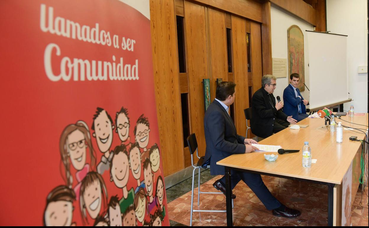 Luis Argüello, en el centro, durante la presentación de la campaña.