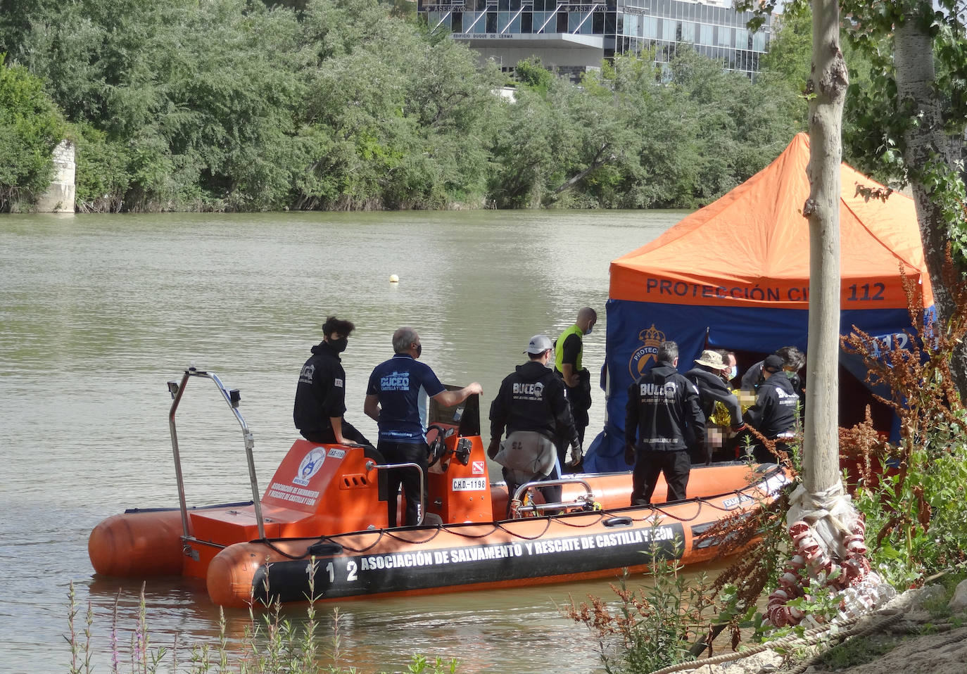 Fotos: Imágenes del rescate del cadáver del joven que desapareció el martes mientras cruzaba a nado el Pisuerga