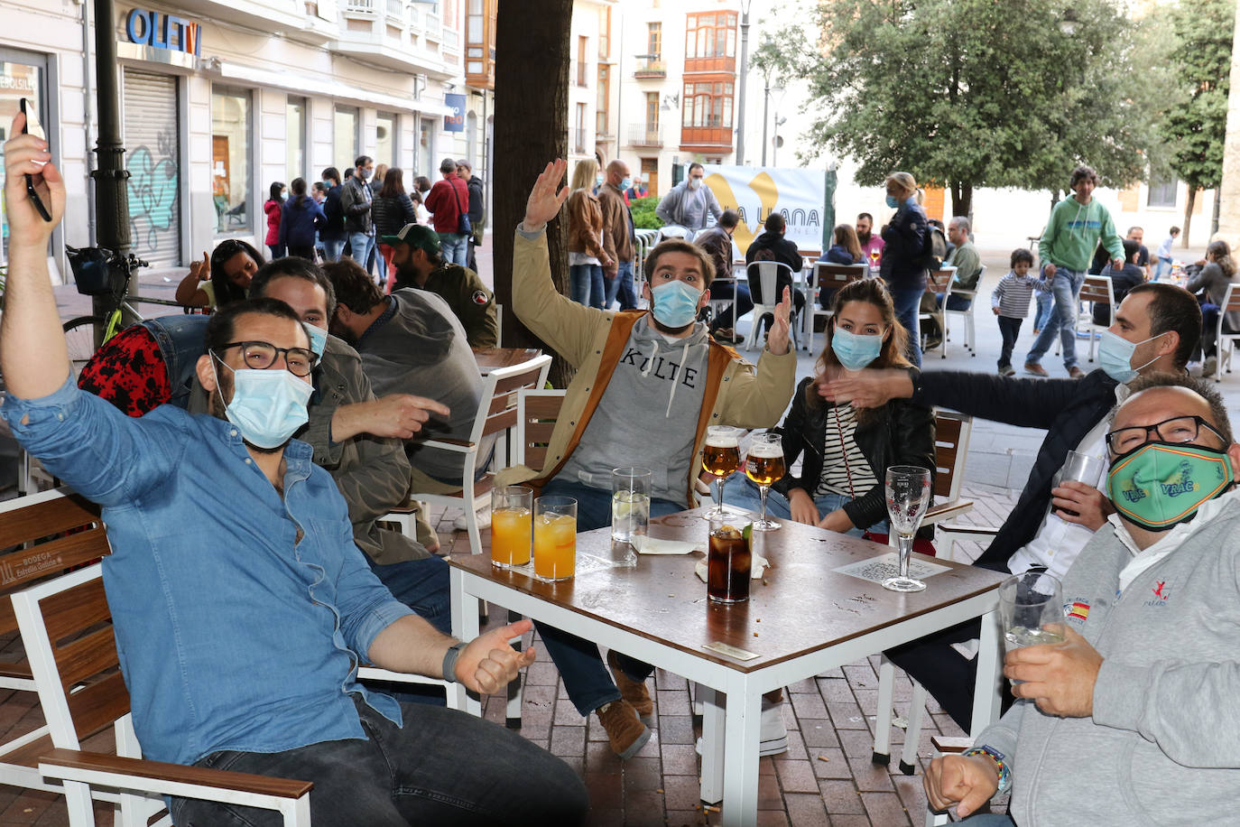 Aficionados blanquivioletas se reúnen en las terrazas de Valladolid tres meses después de iniciarse el confinamiento y con la intención de recuperar las sensaciones que aparcó aquel 8 de marzo en Zorrilla | Hoy se mide al Leganés, primer rival directo en un partido decisivo que puede darle media salvación