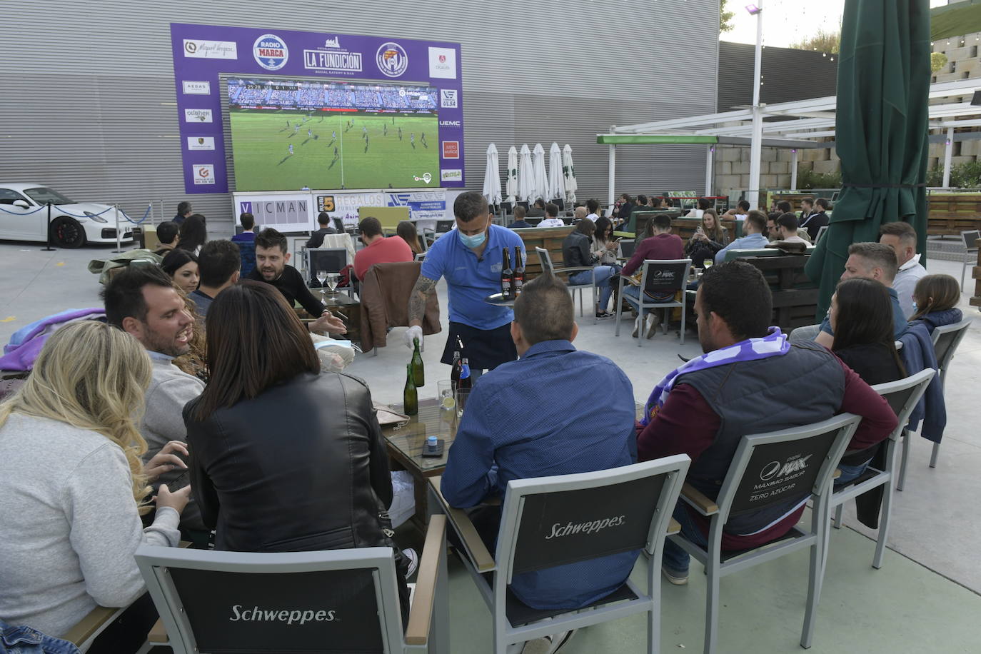 Aficionados blanquivioletas se reúnen en las terrazas de Valladolid tres meses después de iniciarse el confinamiento y con la intención de recuperar las sensaciones que aparcó aquel 8 de marzo en Zorrilla | Hoy se mide al Leganés, primer rival directo en un partido decisivo que puede darle media salvación