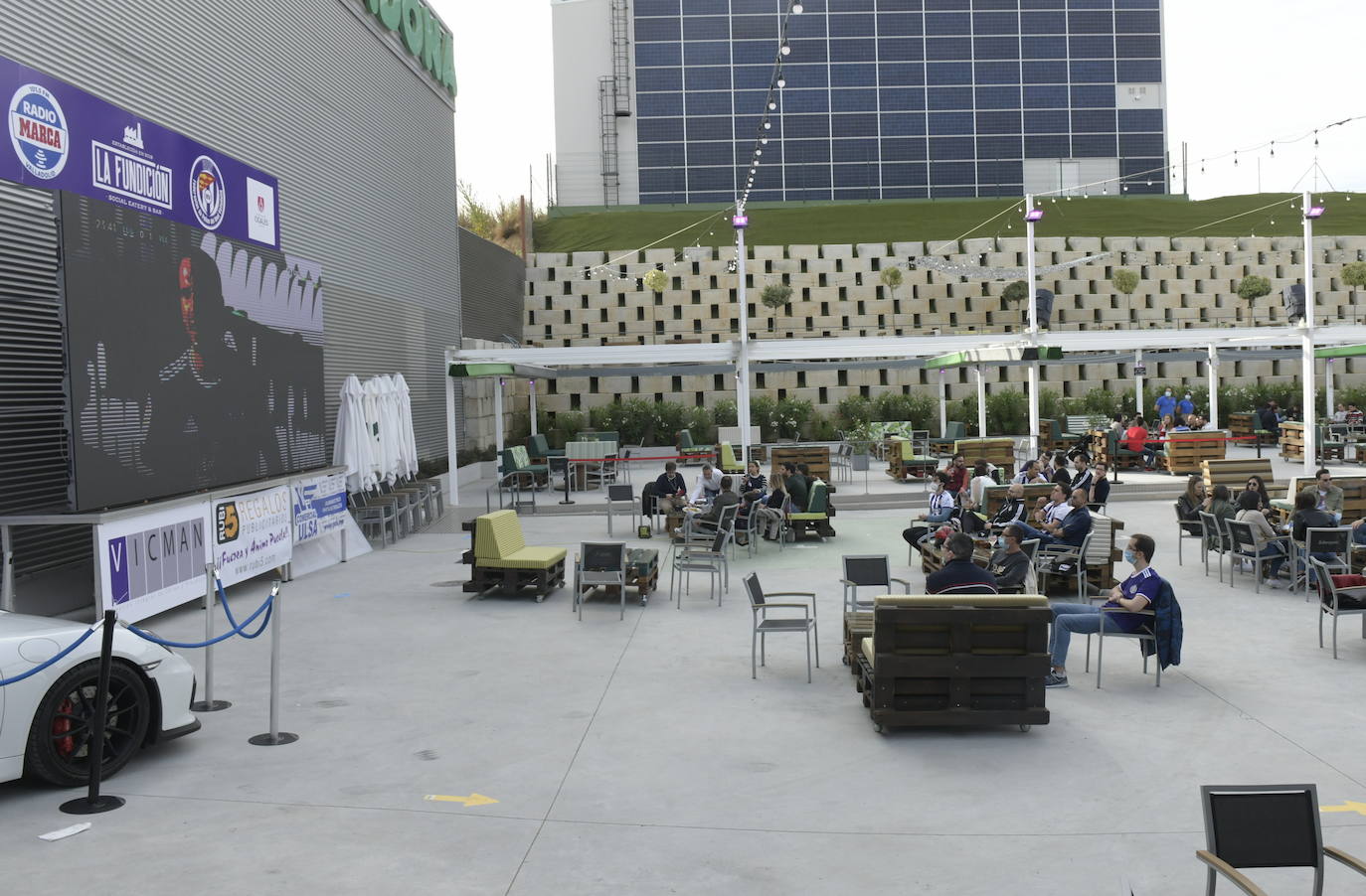 Aficionados blanquivioletas se reúnen en las terrazas de Valladolid tres meses después de iniciarse el confinamiento y con la intención de recuperar las sensaciones que aparcó aquel 8 de marzo en Zorrilla | Hoy se mide al Leganés, primer rival directo en un partido decisivo que puede darle media salvación