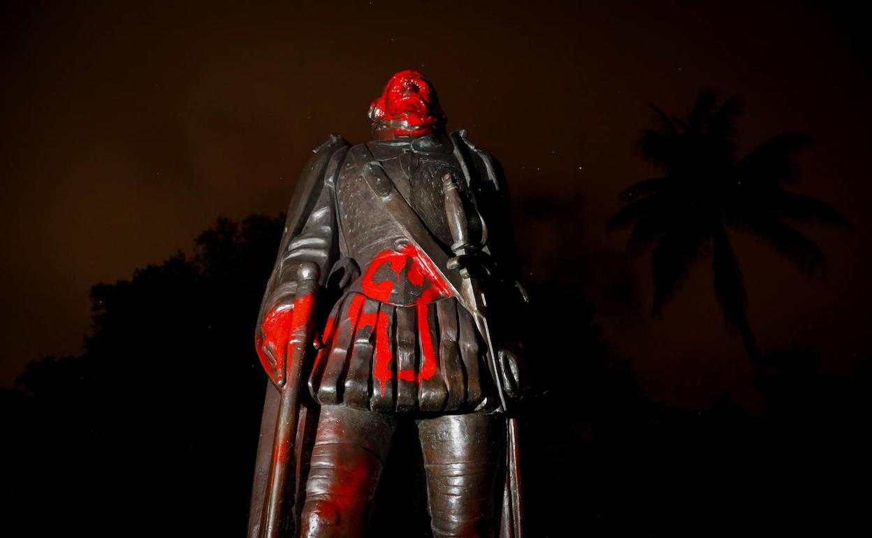 Estatua de Colón en Miami atacada por un acto vandálico.