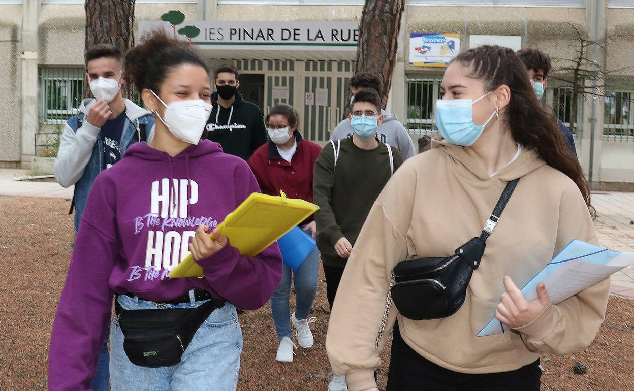 Alumnos de El Pinar de la Rubia, tras recoger ayer sus notas. 