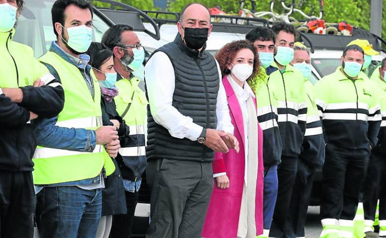 Miguel Ángel de Vicente (con mascarilla negra), y a su lado la diputada Noemí Otero, con las cuadrillas. 