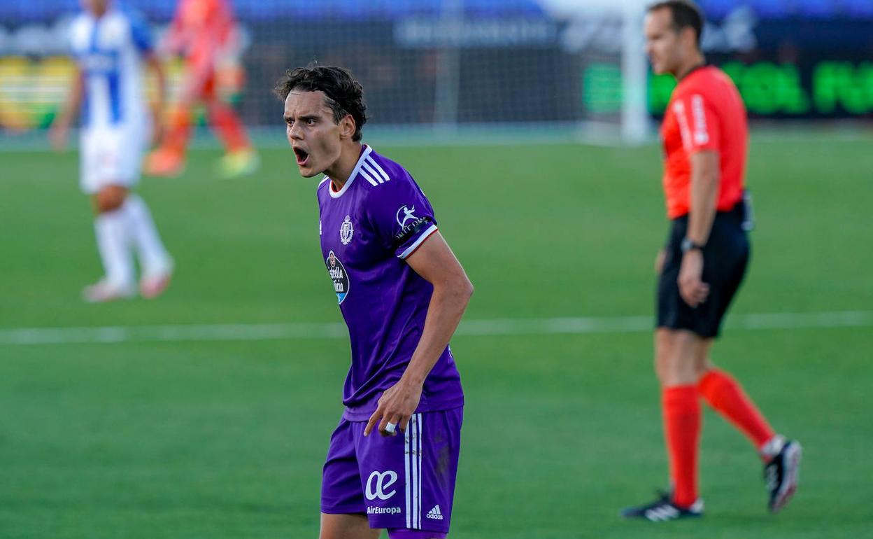 Enes Ünal se queja a un línea en una acción del partido. 