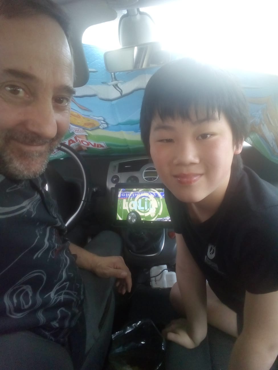 Disfrutando en el coche de la victoria.