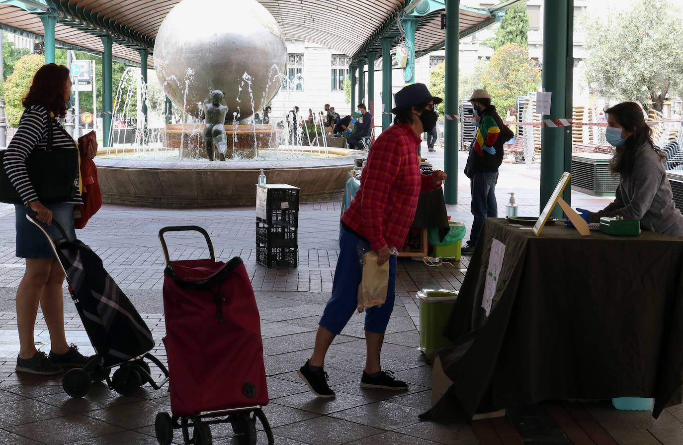 Después del confinamiento, han vuelto a mostrar su género en este escaparate al que vuelven con más distancia entre puestos y en el suelo marcas de tiza con la separación que deben guardar con los clientes