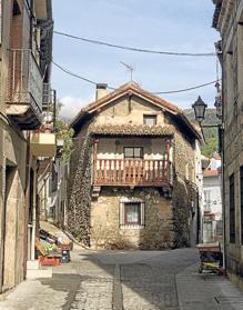 Imagen secundaria 2 - A la izquierda la Ermita de la Virgen de la Yedra y la Casa del Tío Talis. 