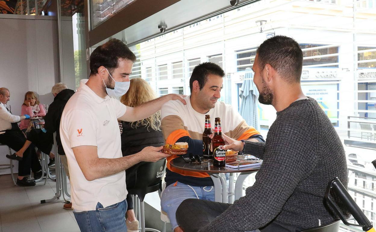 Los hosteleros de Castilla y León muestran su «indignación» por un «cambio de criterio» de la Junta en las normas para el sector