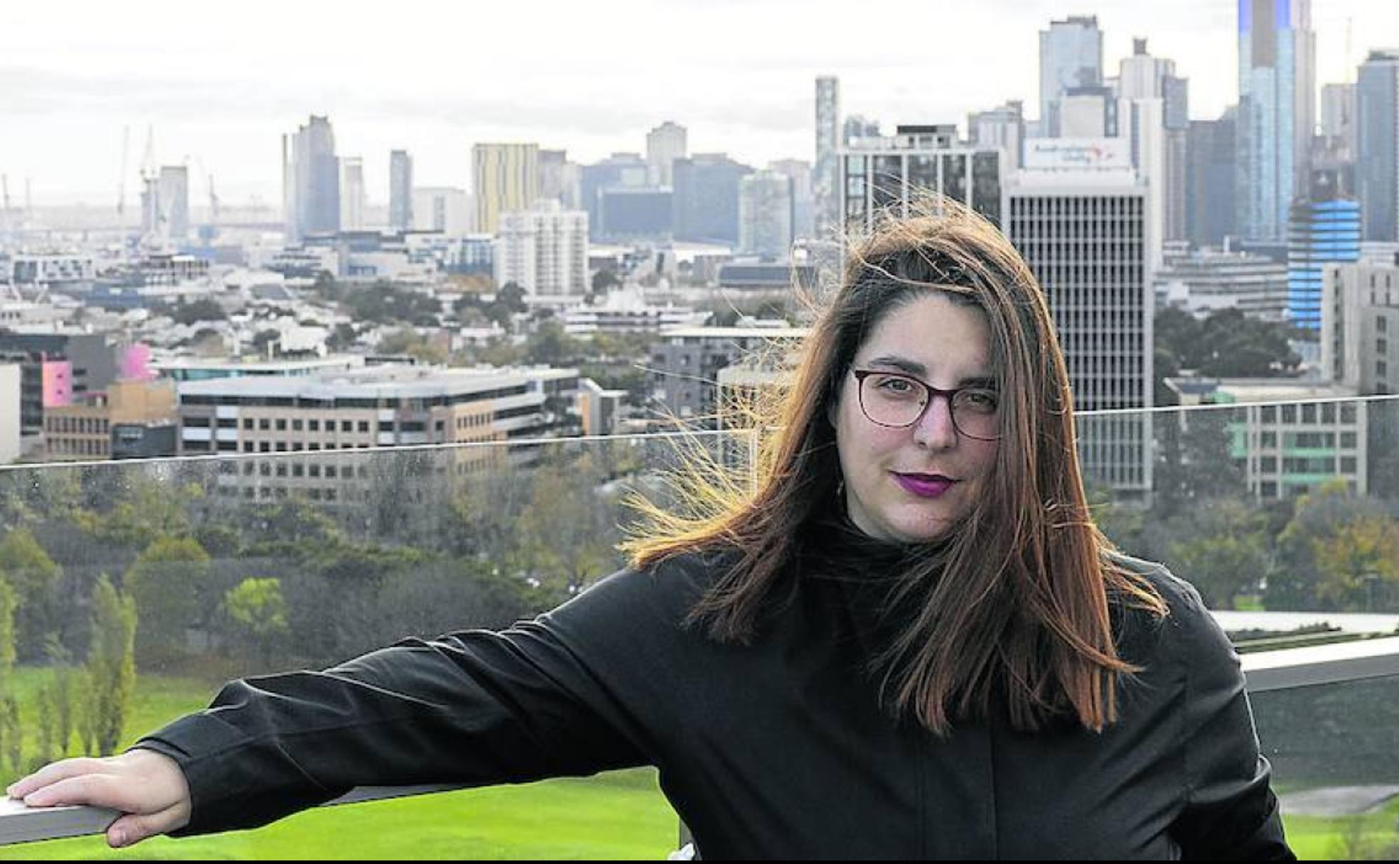 Vanessa Fernández posa con Melbourne de fondo