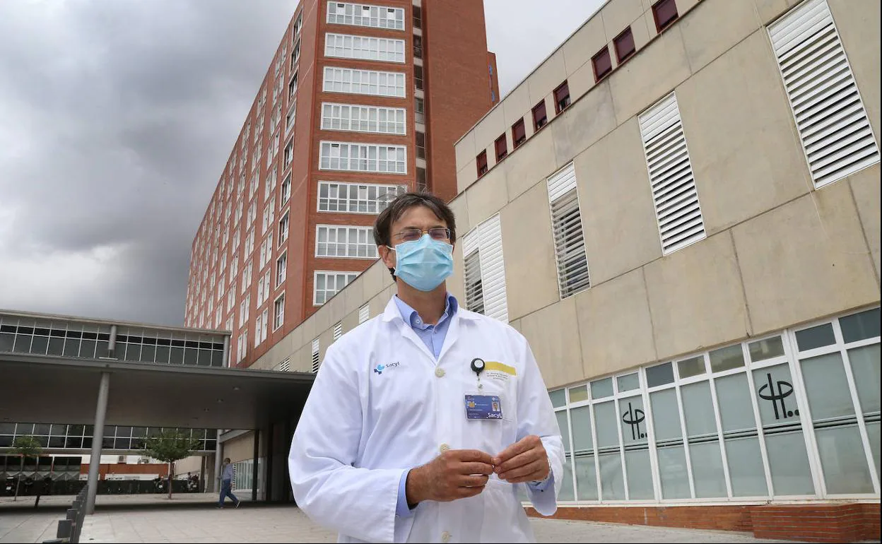 El gerente de Asistencia Sanitaria de Palencia, Francisco Montes, a la entrada del hospital.