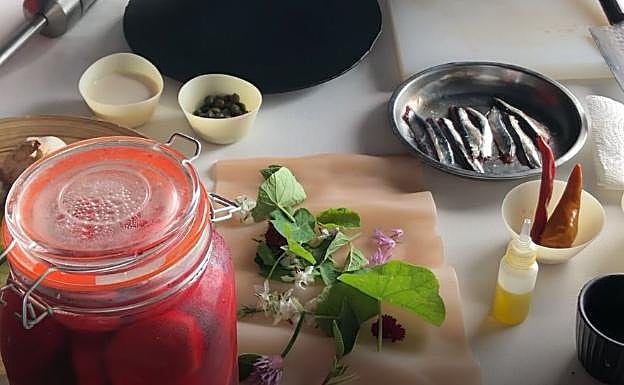 Imagen principal - Coronavirus: Recetario para la cuarentena: La receta de Víctor Gutiérrez: un aperitivo con boquerones