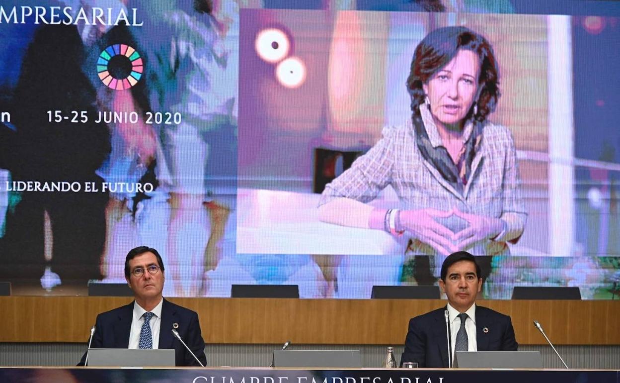 El presidente de la CEOE, Antonio Garamendi (i), y el presidente del Banco Bilbao Vizcaya Argentaria, Carlos Torres Vila, escuchan a la presidenta del Banco Santander, Ana Botín.