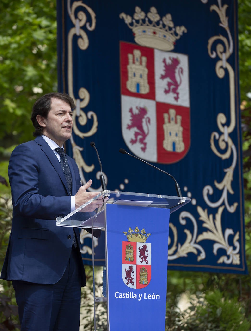 El presidente de la Junta de Castilla y León, Alfonso Fernández Mañueco, junto al vicepresidente, Francisco Igea, firman el Pacto por la Recuperación Económica, el Empleo y la Cohesión Social en Castilla y León con el portavoz parlamentario del Partido Socialista, Luis Tudanca, así como con otros portavoces.