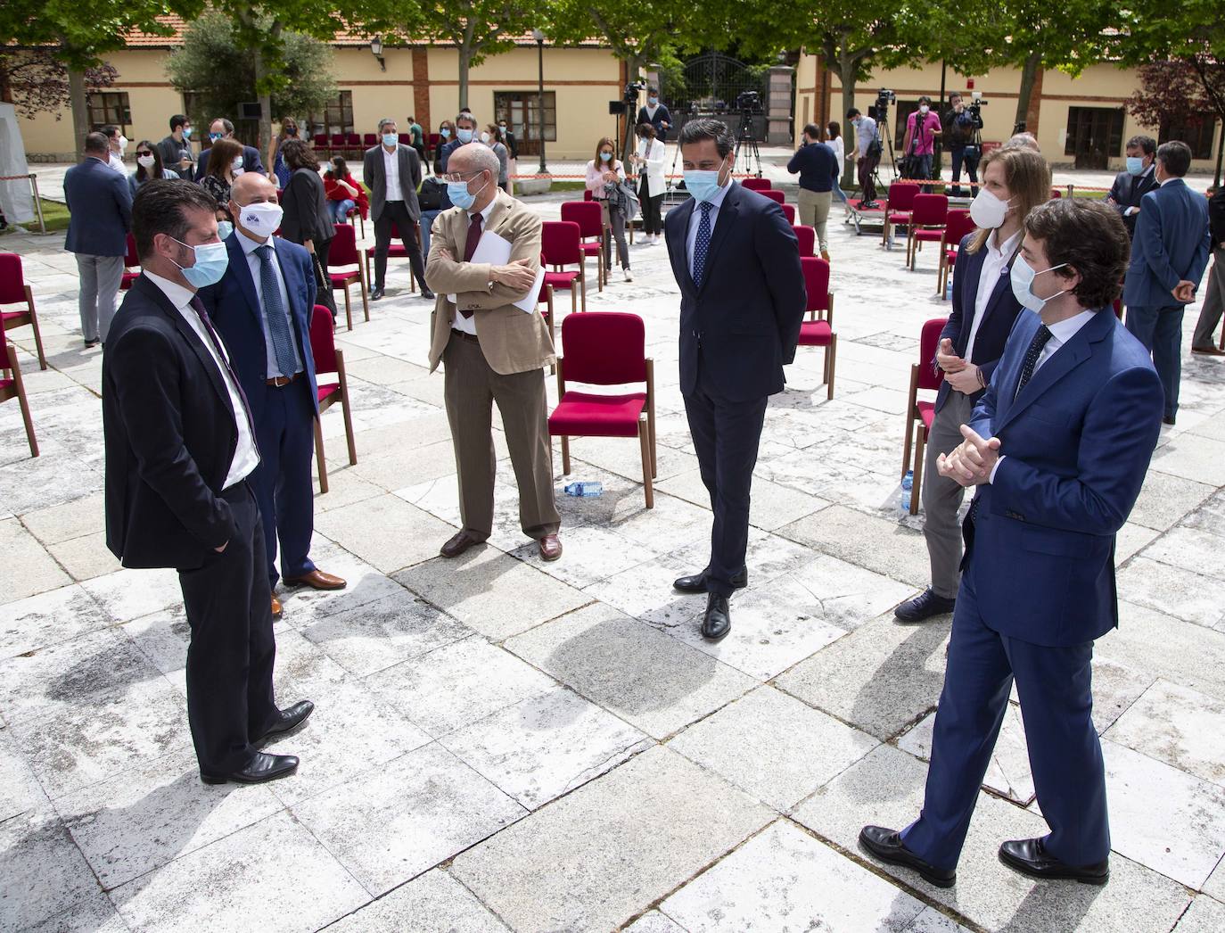 El presidente de la Junta de Castilla y León, Alfonso Fernández Mañueco, junto al vicepresidente, Francisco Igea, firman el Pacto por la Recuperación Económica, el Empleo y la Cohesión Social en Castilla y León con el portavoz parlamentario del Partido Socialista, Luis Tudanca, así como con otros portavoces.